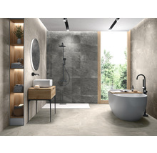 Modernt badrum med fristående badkar, dusch, handfat och trähylla