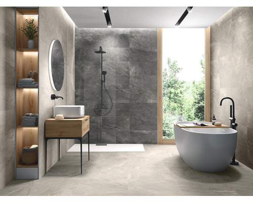 Modernt badrum med fristående badkar, dusch, handfat och trähylla