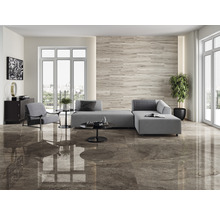 Ljust vardagsrum med grå soffa, fåtölj och golvplattor i träutseende