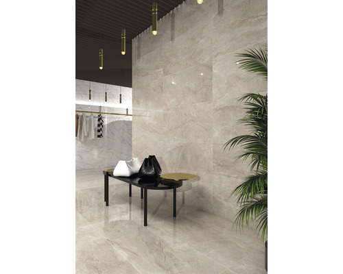 Ljust rum med kakel i marmorlook på golv och vägg, klädställning och bord med dekoration