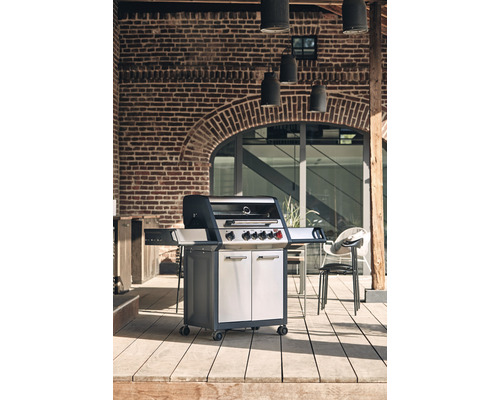 Gasolgrill på en terrass framför ett hus