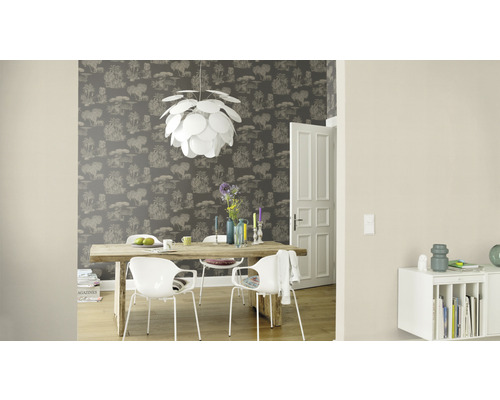 Matsal med matbord, stolar och mönstrad tapet