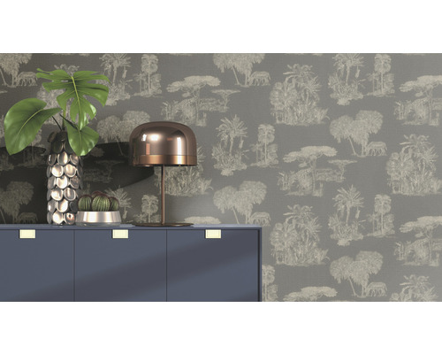 Dekorativ boendemiljö med tapet, byrå, lampa och växter