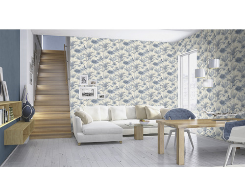 Vardagsrum med soffa, matbord och tapet med växtmönster