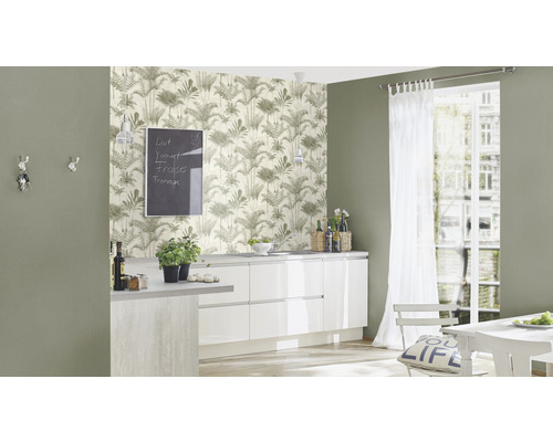 Ljust kök med tropisk tapet, vita skåp och matbord vid fönstret