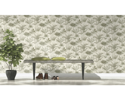 Miljöbild med en vägg med tropisk bladtapet, en bänk med kuddar, skor och en krukväxt i en kruka