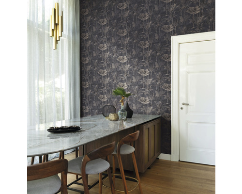 Inredning med mönstrad tapet, bord och stolar