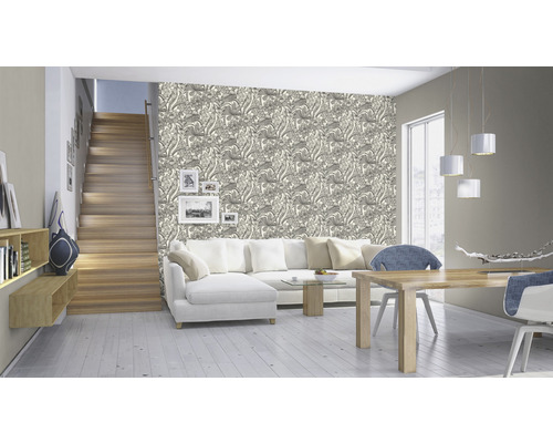 Vardagsrum med blommig tapet, soffa, matbord och trappa