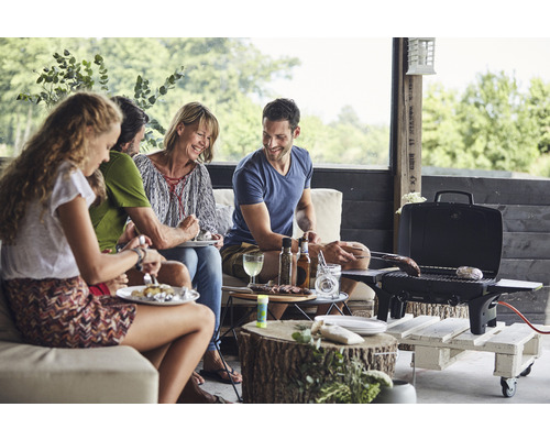 En grupp människor grillar på balkongen med en gasolgrill.