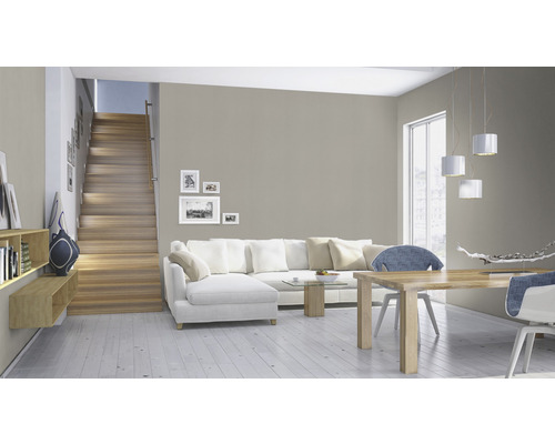 Vardagsrum med trappa, soffa, bord och stolar