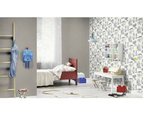 Ljust barnrum med möbler och tapet med djurmotiv