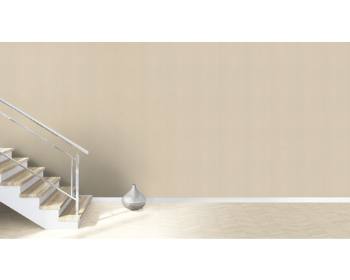 Ljust rum med trappa, metallräcke och dekoration