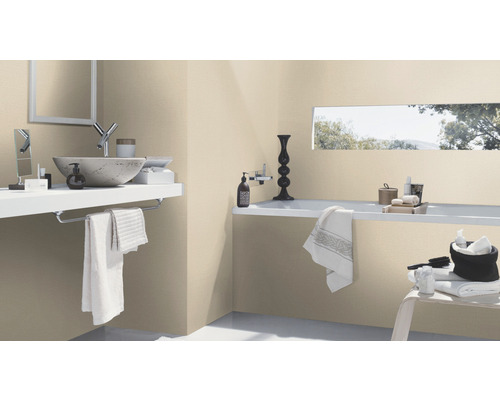 Ljust badrum med handfat, badkar och beige väggar