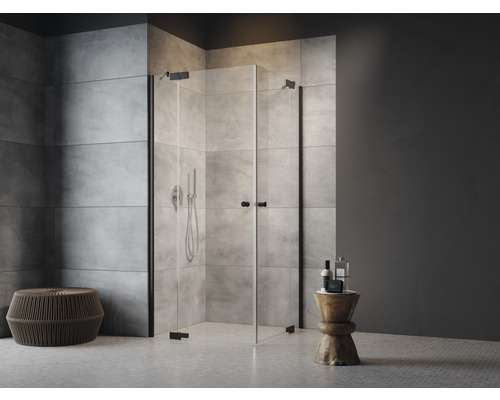 Modernt badrum med duschkabin i glas och armaturer