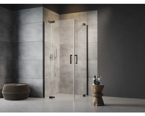 Hörndusch med svarta beslag och två glasdörrar i ett modernt badrum.