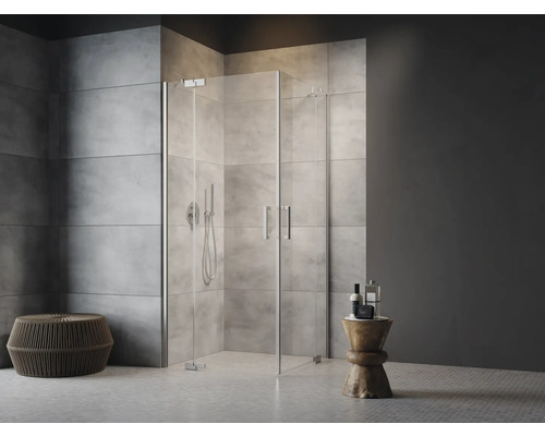 Elegant badrum med duschkabin, sittplats och dekoration