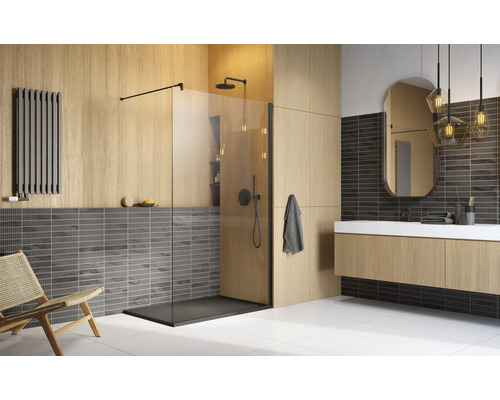 Modernt badrum med duschkabin, tvättställsskåp och radiator