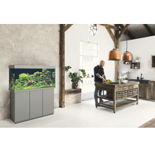 Inredning med akvarium på underskåp i ett ljust rum