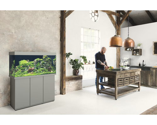 Inredning med akvarium på underskåp i ett ljust rum