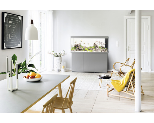 Vardagsrum med akvarium, matbord och sittplatser för en ljus atmosfär