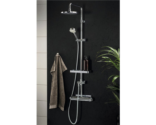 Duschsystem med takdusch, handdusch och förvaringshylla i badrum.