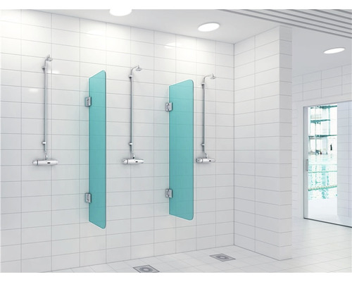 Badrum med duschar och glasväggar