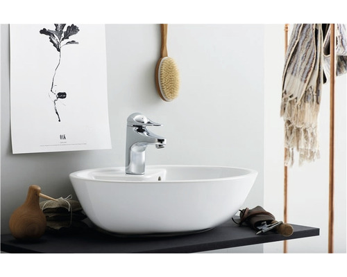 Modernt badrum med handfat, armatur och minimalistisk dekoration