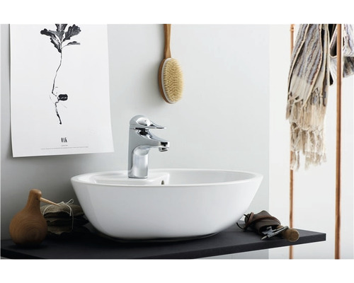 Badrum handfat med blandare och dekoration på hylla