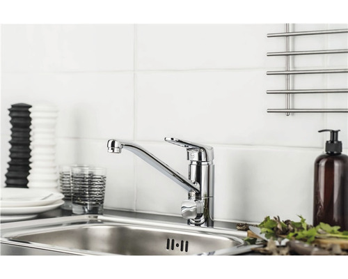 Köksscen med diskbänksblandare, diskho och disk