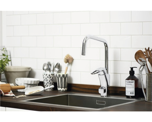 Köksscen med diskho, armatur och köksredskap