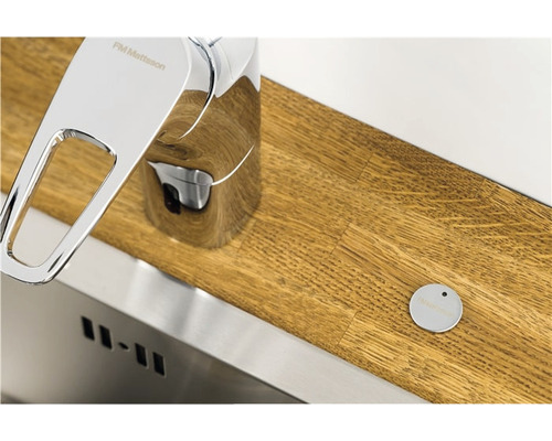 Köksblandare från FM Mattsson på en arbetsbänk med trästruktur