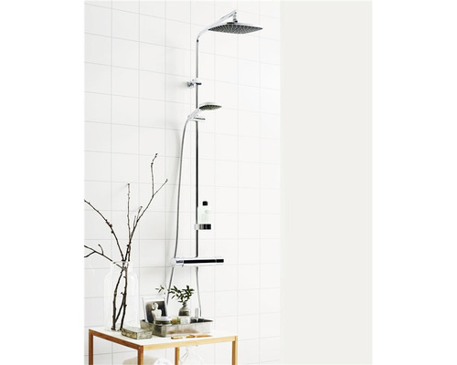Duschsystem med huvud- och handdusch i ett badrum