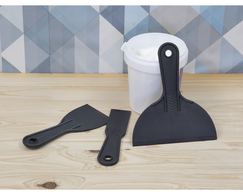 Spackel i en hink med tre spacklar av plast