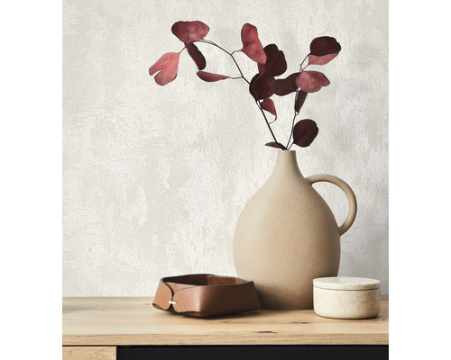 Dekorativt arrangemang med vas, grenar och förvaringslådor på ett bord.