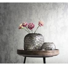 Dekorativ scen med blommor i vaser på ett sidobord