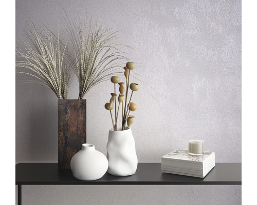 Dekorativa vaser och tillbehör på en hylla