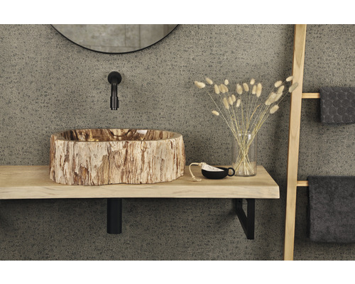 Badrum med tvättställ i trädstamsutseende, armatur och dekoration