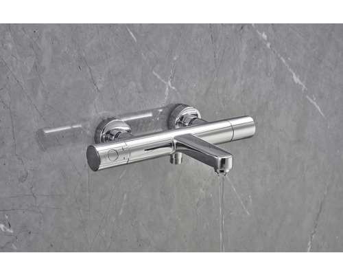 Duschblandare utanpåliggande framför grå vägg med vattenflöde