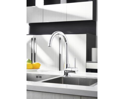 Diskho med blandare framför köksskåp