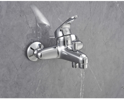 Väggarmatur med vattenflöde