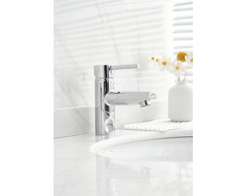 Blank blandare i badrummet