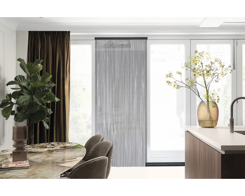 Ljus lägenhet med skjutgardin, matbord och krukväxt