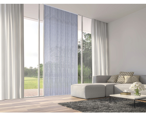 Vardagsrum med skjutgardiner framför ett fönster