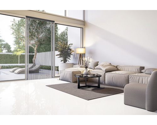 Ljust vardagsrum med soffa, bord, golvlampa och insektsnät framför altandörren