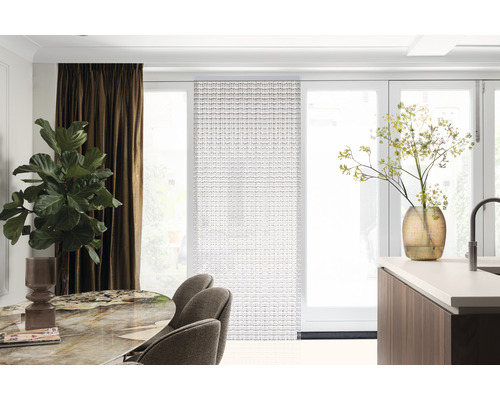 Ljust rum med skjutgardin, matbord, stolar och krukväxter