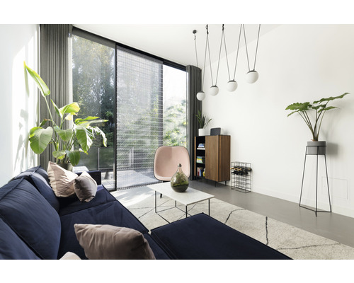 Vardagsrum med soffa, matta, sidobord, skåp, stol och krukväxter i ljus design