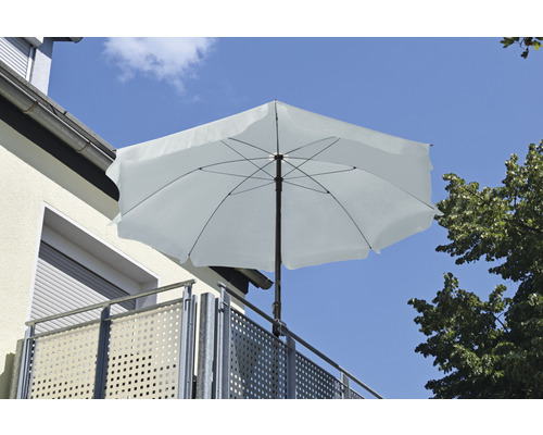 Vit fyrkantigt parasoll på en balkong