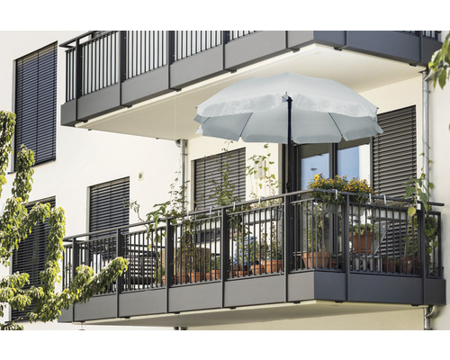 Balkongscen med parasoll och växter