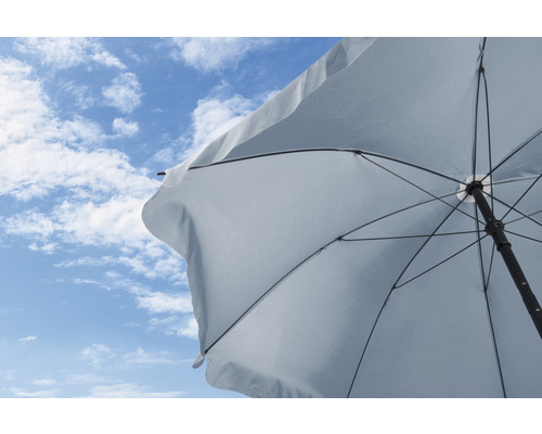 Öppnat parasoll mot blå himmel