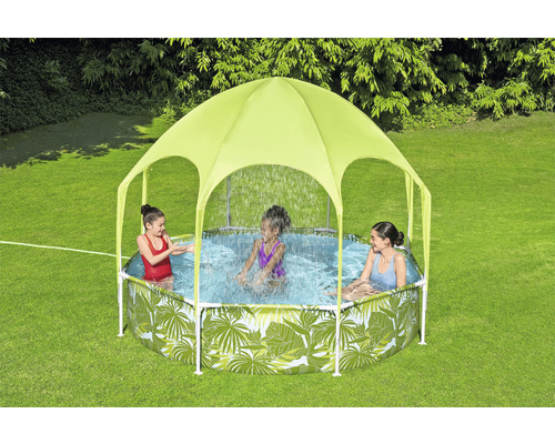 Trädgårdsscen med pool med tak och lekande barn